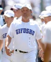 　日大三に敗れ、引き揚げる県岐阜商の藤井監督