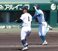 　１回、山梨学院・横山悠（右）に先制適時打を浴びる沖縄尚学・末吉良丞（撮影・中田匡峻）