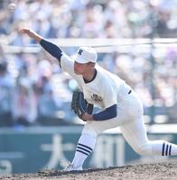 　４回途中から登板し力投する日大三・近藤優樹（撮影・開出牧）