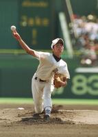 　決勝戦で力投する日大三・近藤（当時）＝０１年８月