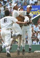 　全国制覇を達成しナインと抱き合って喜ぶ日大三・近藤（右）＝０１年８月