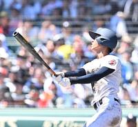 　６回、右前打を放つ沖縄尚学・比嘉大登（撮影・西田忠信）