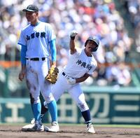 　６回、中越え２点適時二塁打を放ちガッツポーズを決める安谷屋春空（右）。左はベースカバーに入った一塁手の菰田陽生（撮影・開出牧）