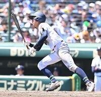 　７回、勝ち越し打を放つ沖縄尚学・比嘉大登（撮影・西田忠信）