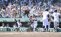 　７回、比嘉大登の勝ち越し打に沸く沖縄尚学ベンチ（撮影・西田忠信）