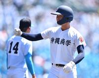 １回沖縄尚学２死三塁、同点の左前適時打を放ちガッツポーズを決める宜野座恵夢＝甲子園（撮影・開出牧）