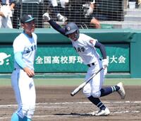 　１回、山梨学院・菰田陽生（左）から左前へ同点適時打を放つ沖縄尚学・宜野座恵夢（撮影・中田匡峻）