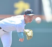 　力投する先発の山梨学院・菰田陽生（撮影・西田忠信）