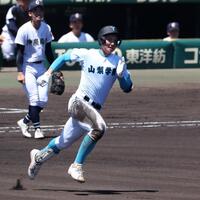 　６回、二塁打を放ち、二塁に向かう山梨学院・菰田陽生（撮影・中田匡峻）