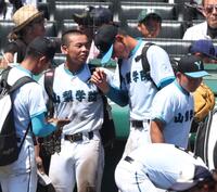 　沖縄尚学に敗れ、うつむく山梨学院・菰田陽生（撮影・中田匡峻）