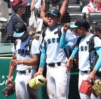 　涙をこらえる山梨学院・菰田陽生（中央）＝撮影・中田匡峻