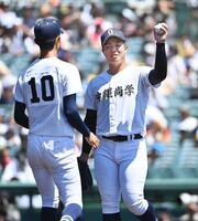 　６回途中、降板する沖縄尚学の先発・末吉