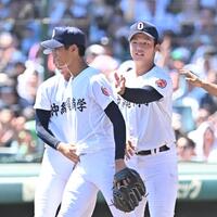 　好投した新垣有絃（左）をねぎらう沖縄尚学・末吉良丞（撮影・西田忠信）