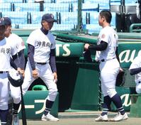 　３回をを投げ終えた末吉良丞（右）と話す沖縄尚学・比嘉公也監督（撮影・中田匡峻）