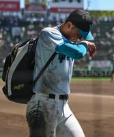 　沖縄尚学に敗れ、涙を拭って引き揚げる山梨学院・菰田