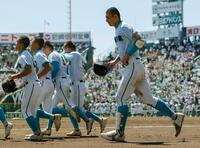 　沖縄尚学に敗れ、あいさつに向かう山梨学院・菰田（右端）