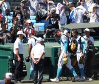 　沖縄尚学に敗れたが、多くの歓声を浴びグラウンドを後にする山梨学院・菰田陽生（中央）＝撮影・中田匡峻