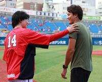 　大瀬良にあいさつする藤浪（撮影・金田祐二）