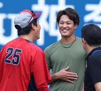 　新井監督と談笑する藤浪（撮影・金田祐二）