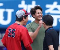 　新井監督と談笑する藤浪（撮影・金田祐二）