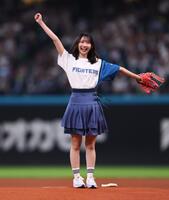 　ファーストピッチセレモニーで投球し、喜ぶ日向坂４６・藤嶌果歩（撮影・中島達哉）
