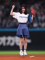 　ファーストピッチセレモニーで投球し、飛び跳ねる日向坂４６・藤嶌果歩道（撮影・中島達哉）