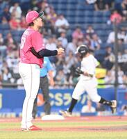 　１回、山口に左越え２点本塁打を打たれた滝中（撮影・持木克友）