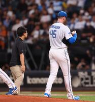 　２回途中で降板するバーヘイゲン（撮影・中島達哉）