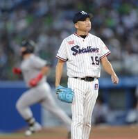 　２回、リチャード（右）に２ランを浴びる石川（撮影・西岡正）