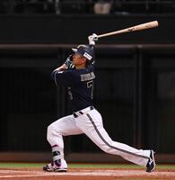 　２回、３ランを放つ西川（撮影・中島達哉）