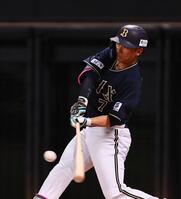 　２回、３ランを放つ西川（撮影・中島達哉）