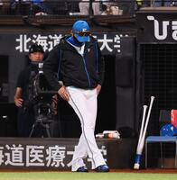 　２回、肩を落としながらバーヘイゲンの交代を告げに向かう新庄監督（撮影・中島達哉）