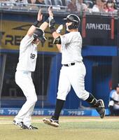 　４回、左越え２点本塁打を放ち高部（左）とハイタッチを交わす山口（撮影・持木克友）