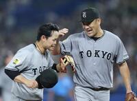 　５回、エラーした中山（左）と笑顔でタッチを交わす田中将（撮影・西岡正）