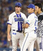 　７回、降板するバウアー。右は三浦監督（撮影・金田祐二）