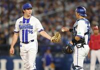 　６回、ピンチでＤｅＮＡ・山本祐大と話すバウアー（撮影・金田祐二）