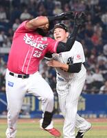 　５回、フランコを投ゴロに打ち取りタッチをする吉川（撮影・持木克友）