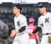 　５回を投げきりベンチに引き上げる吉川（左）＝撮影・持木克友