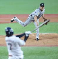 　一回、長岡を二塁ゴロに打ち取る田中将（撮影・西岡正）