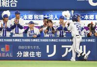 　７回、２ランを放った宮崎を迎えるＤｅＮＡナイン（撮影・金田祐二）