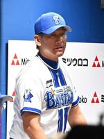 　５回、試合を見つめる三浦監督