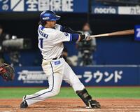 　７回、宮崎が左越えに２ランを放つ
