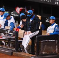 　５回、ベンチでうつむく新庄監督（中央）＝撮影・中島達哉