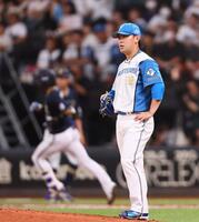 　５回、中川（左）にソロを浴びる河野（撮影・中島達哉）