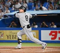 　２回、丸が左中間越えに２ランを放つ