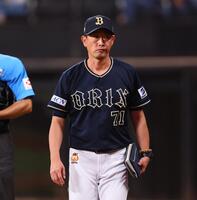 　７回、選手交代を告げ、ベンチに戻る岸田監督（撮影・中島達哉）