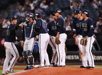 　日本ハムに大勝し、タッチを交わすオリックスナイン（撮影・中島達哉）