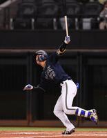 　５回、ソロを放つ中川（撮影・中島達哉）