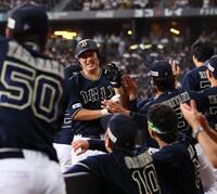 　２回、２ランを放ち、ナインに迎えられる杉本（中央）＝撮影・中島達哉