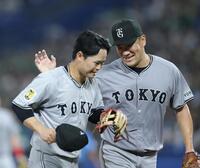 　５回、エラーした中山（左）と笑顔でタッチを交わす田中将（撮影・西岡正）